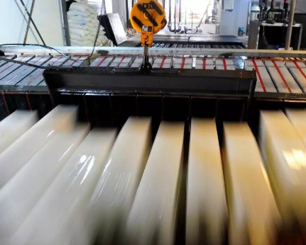 制冰廠工人使用不銹鋼電動葫蘆吊運冰塊