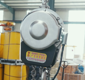 不銹鋼電動(dòng)葫蘆參與多層豬舍物資吊運(yùn)工作